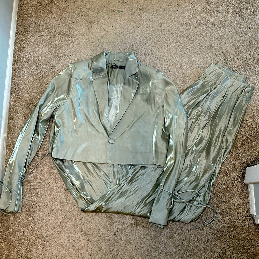 2 piece satin suit! Color: Mint! Brand new! Blazer size US 4, pants size US 6!